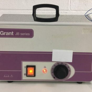 Grant JB系列的Grant JB1无搅拌水浴。图片中，它由一个发光的大型翻转开关打开，温度由一个在0到90摄氏度之间移动的刻度盘调节